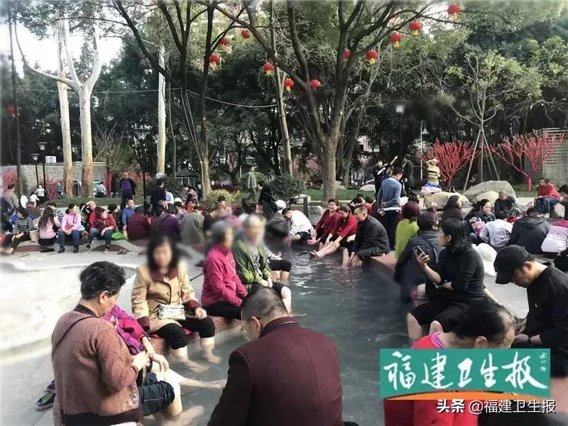 壮观!福州上百市民在公园集体泡脚!传染科和皮肤科医生看不下去了……