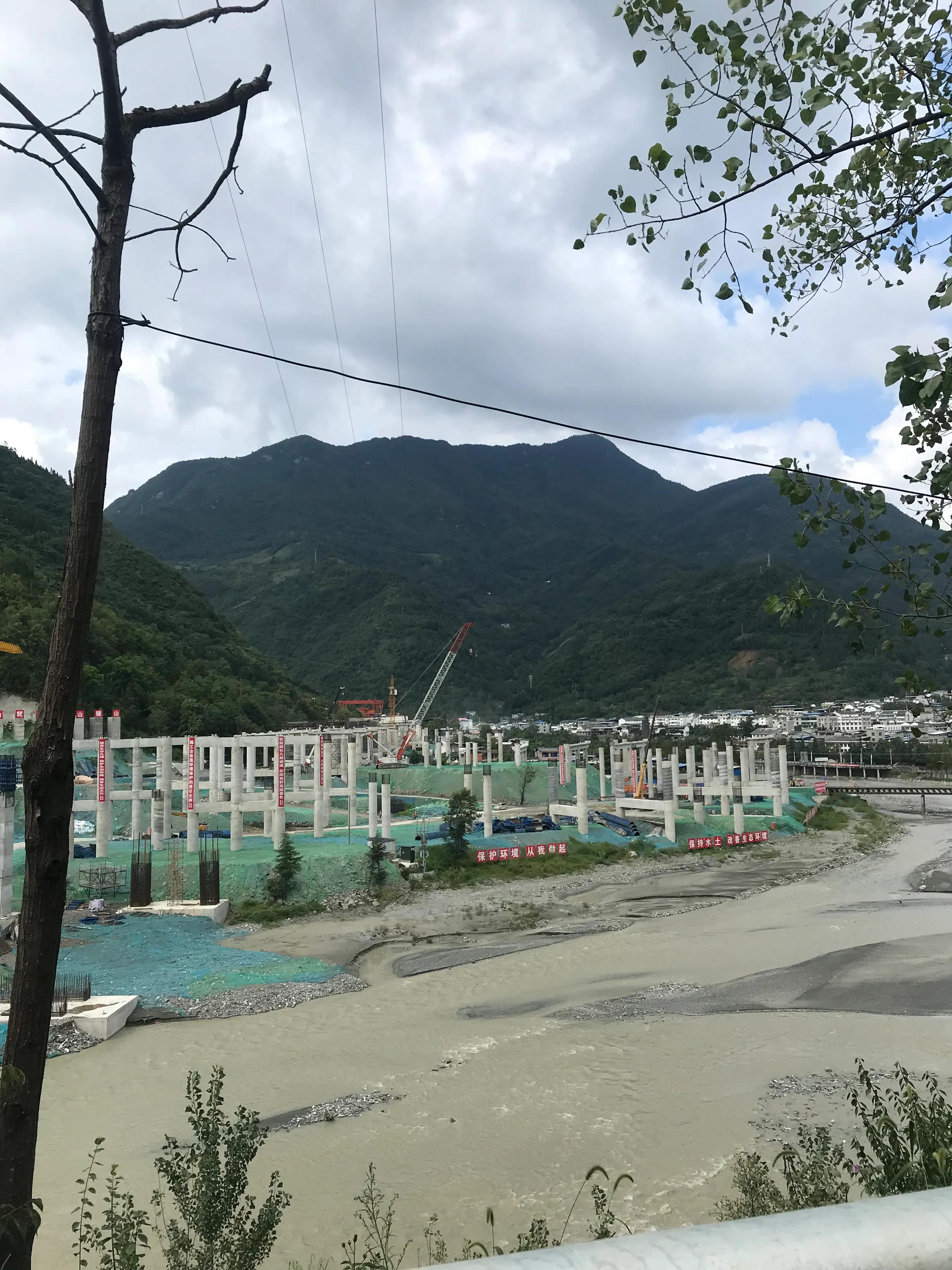 山远近路横斜读音,山远近路横斜青旗沽酒有人家意思