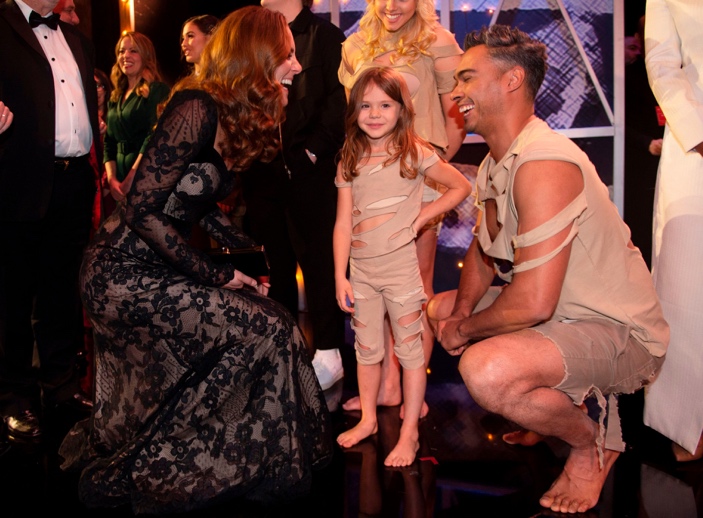 威廉和凯特抵达皇家综艺表演会场,威廉和凯特高甜