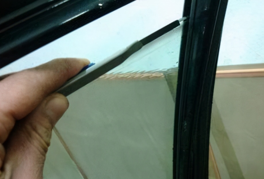 卫生间玻璃胶发黑怎么补救,卫生间玻璃胶发黑怎么清洗