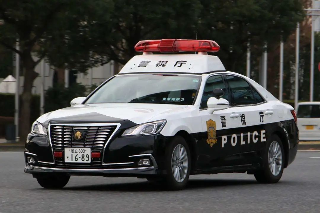 日本交警超跑,日本交警开跑车皇冠