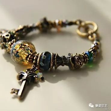 施华洛世奇水晶和珠子打造闪亮弹簧吊坠手链，附制作图解教程