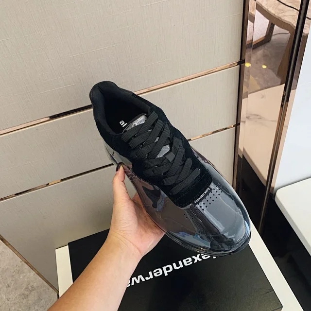 和阿迪耐克同档次的鞋,品牌的运动鞋为啥那么难看