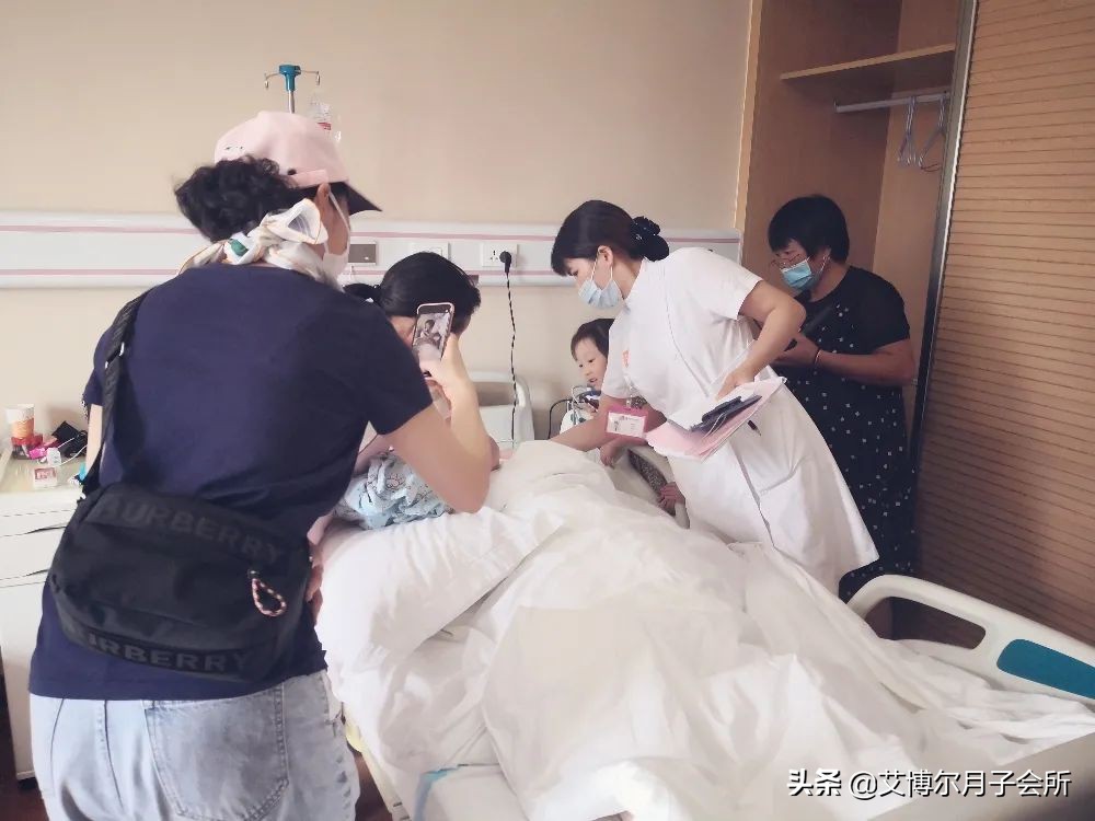 第三次当爸爸完整版,第一次当爸爸在产房外面接新生儿