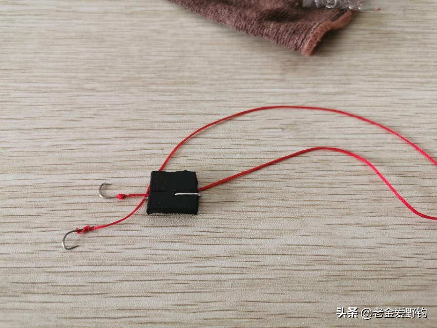 怎么用绑钩器绑钩简单又结实,绕线圈自制绑钩器可以绑袖钩