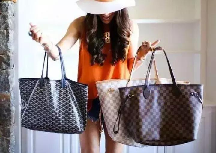 还在执迷于小包？王菲、杨幂早就背上了实用能装的...购物袋？