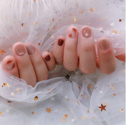 万能的亮片美甲不仅让你的指尖更出众，还会让你拥有好心情哦！
