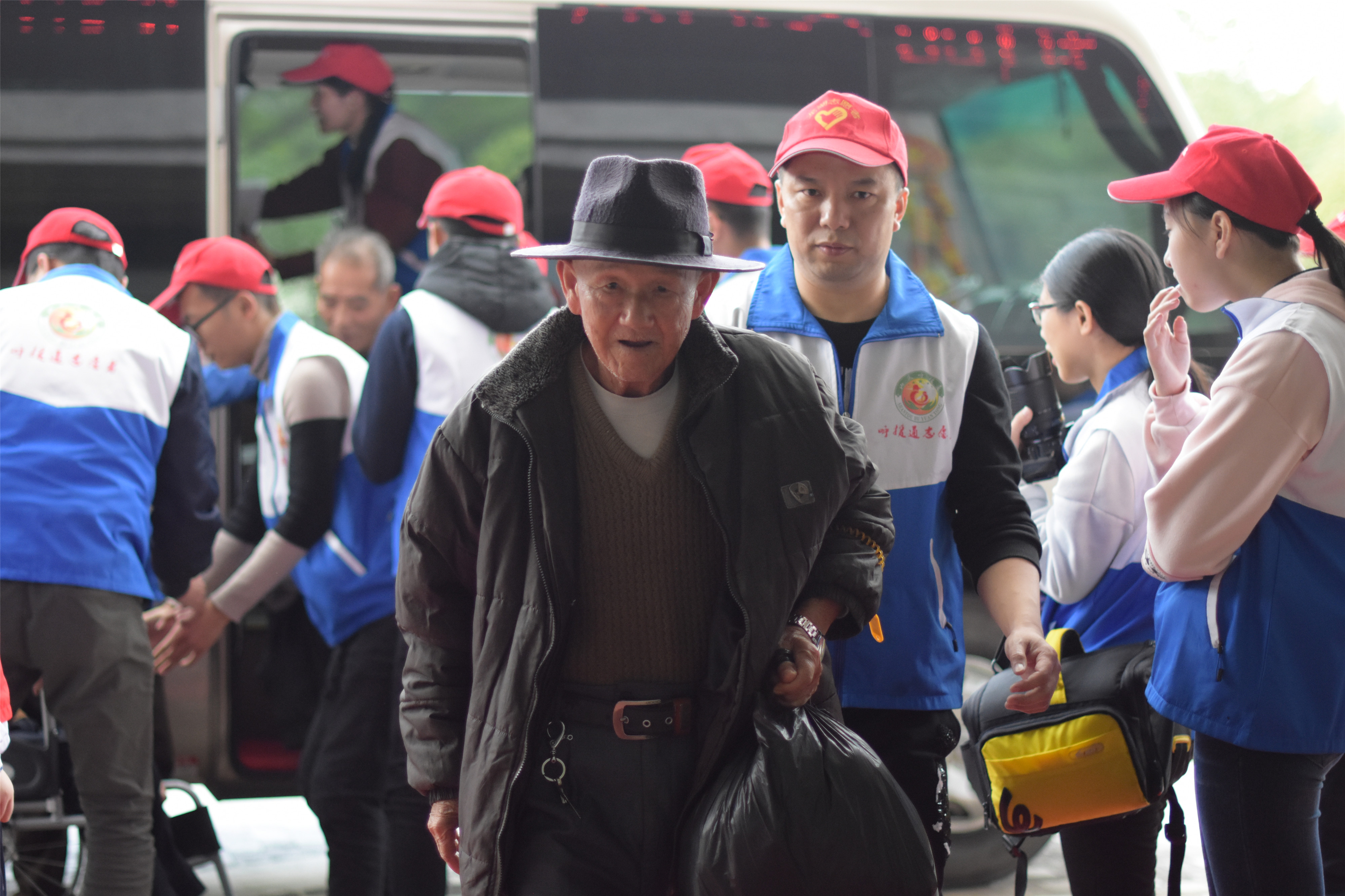 龙湖区第八个善待鳏寡百叟宴今举行铂晶大酒店多年资助大爱奉献