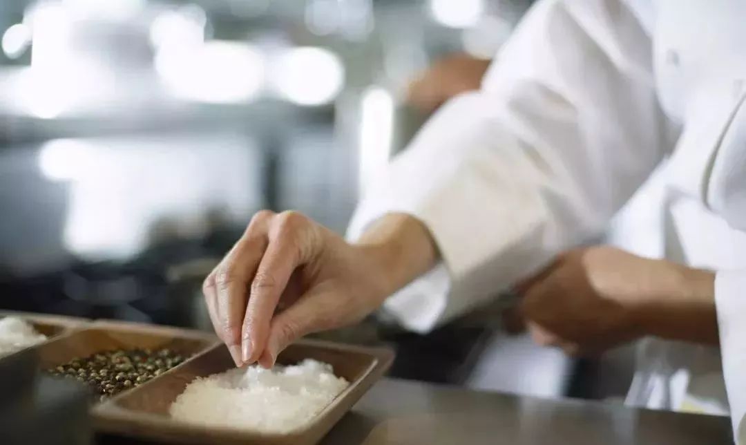 炒菜的时候油溅到身上怎么办,炒菜手上溅到热油有黑点了怎么办