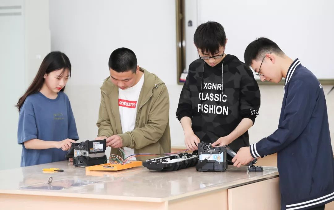 大学就业前景较好的十大专业,四个专业虽冷门但是铁饭碗好就业