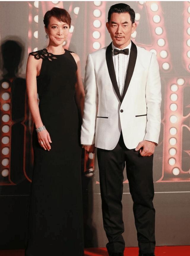 终于见到小齐哥秀恩爱了,带老婆参加活动,网友:自然脸好真实