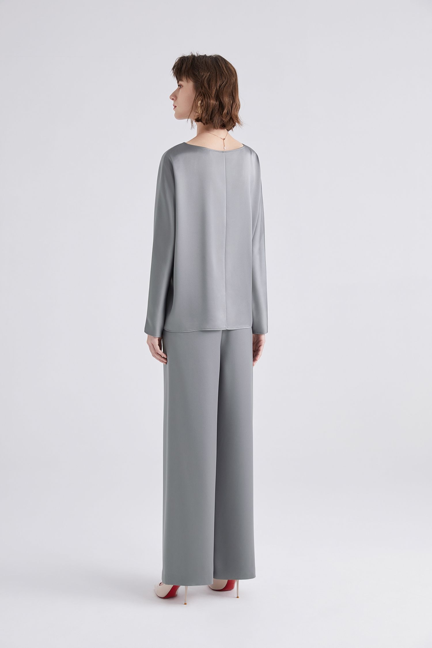 灰色和粉色织毛衣怎么配,粉色配黑色还是灰色好看