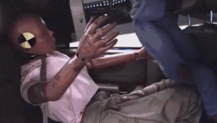 车都压扁了孩子却没事，有娃的家长们都应该学习这些知识