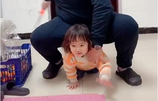 宝爸把女儿当坐骑，上演小马拉大车，女儿超配合，宝妈哭笑不得