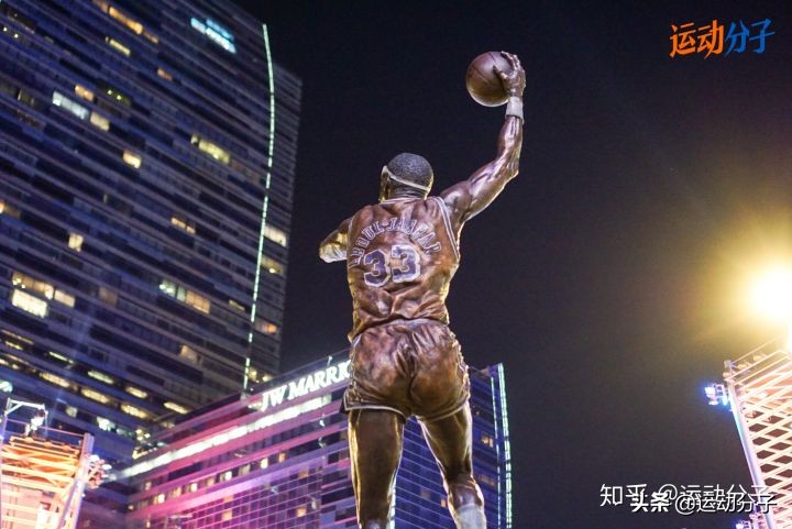 斯台普斯球馆雕像,斯台普斯中心门前的雕像