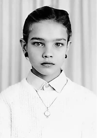 LV太子妃穿豹纹紧身泳衣，跪沙滩上大秀火辣身材，咧嘴笑撞脸舒淇