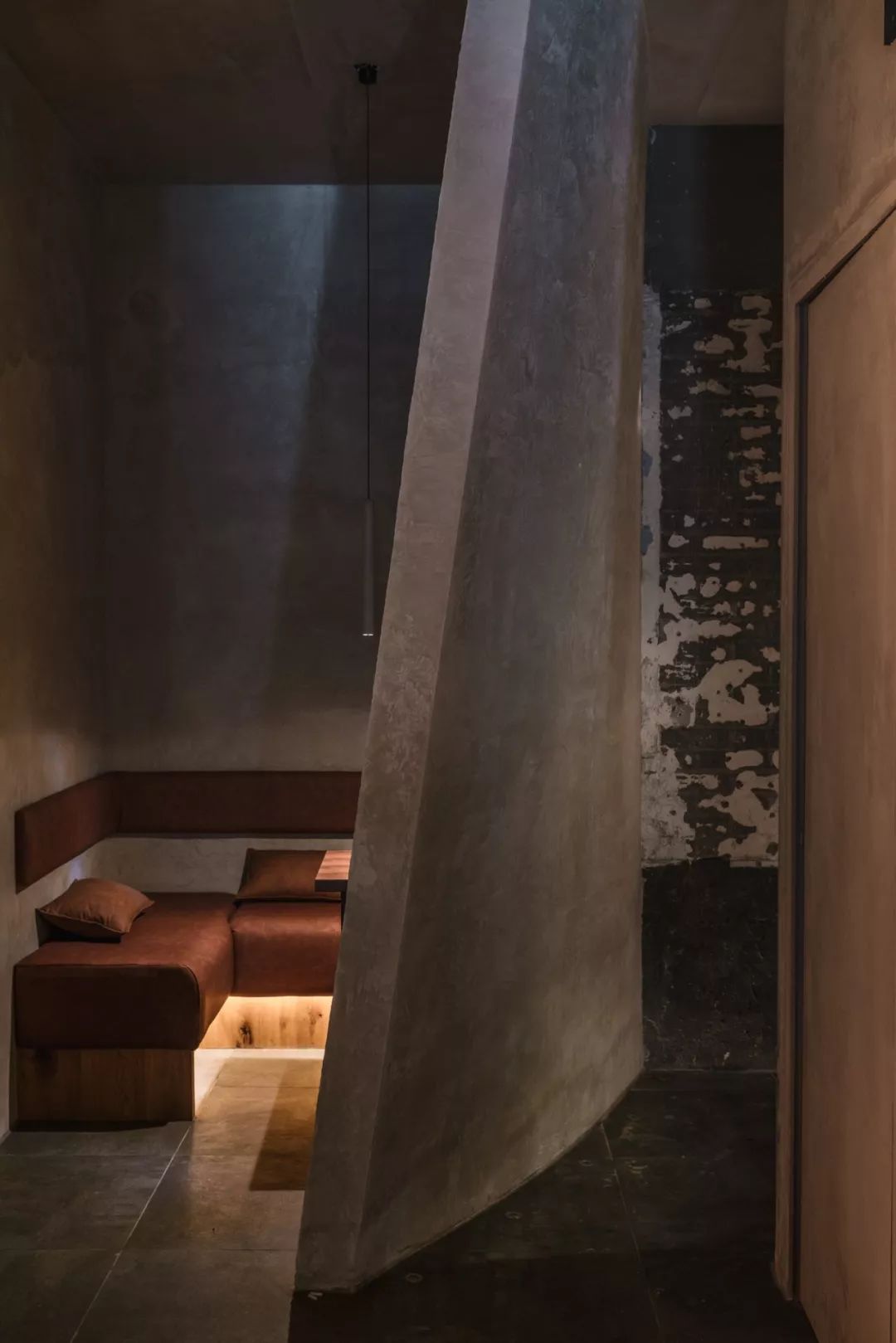 在110㎡空间里创造了两个世界，成都这个酒吧允许你上班时饮酒