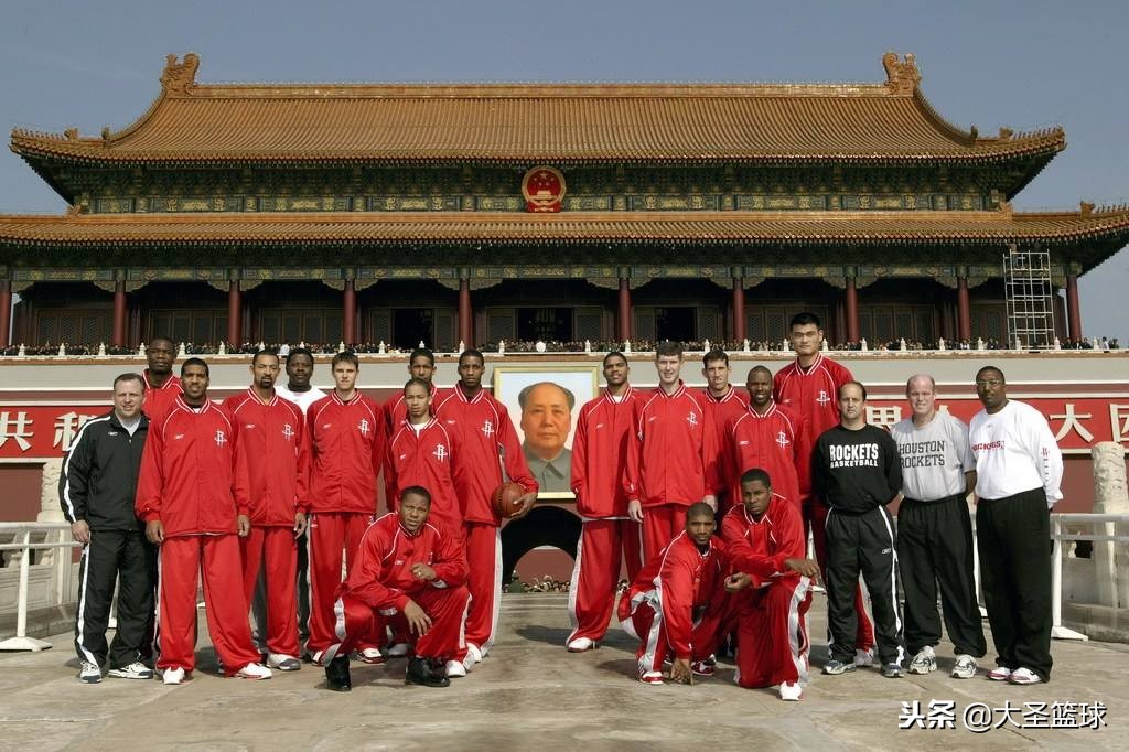 在万里长城面前NBA球星也秒变小粉丝邓肯穿CBA羽绒服爬长城