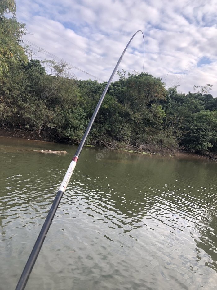 水底小鱼多就会没大鱼,自然水域没鱼情