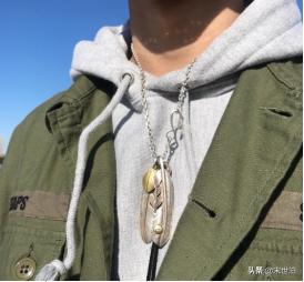 如何用小小的配饰搭配出百变风格 (小众配饰搭配方法)