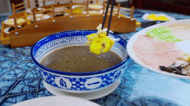 过桥米线汤底的简易做法,过桥米线汤底是什么做的