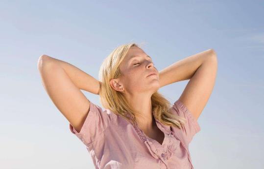 女人晚上腿酸睡不着觉,女人晚上睡不着失眠怎么办