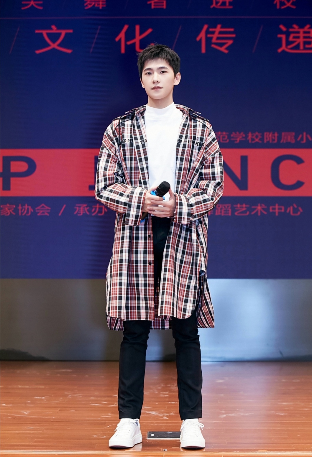 早秋格子衬衫穿搭2019,初秋必备单品经典白衬衫