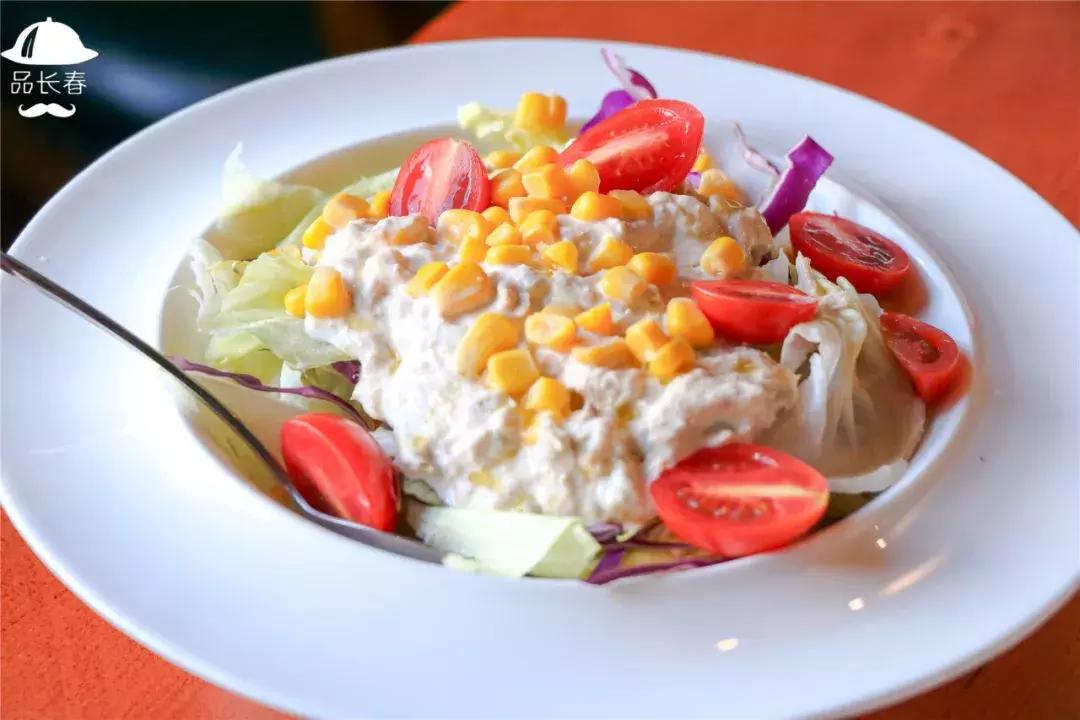 这家餐厅居然用外国大帅哥来吸引顾客