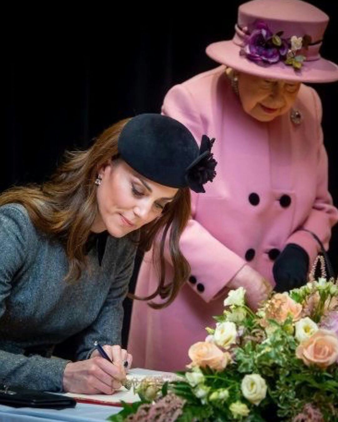 王室女性成员签名照:女王贵气,莱后最霸气,最优雅当属戴妃