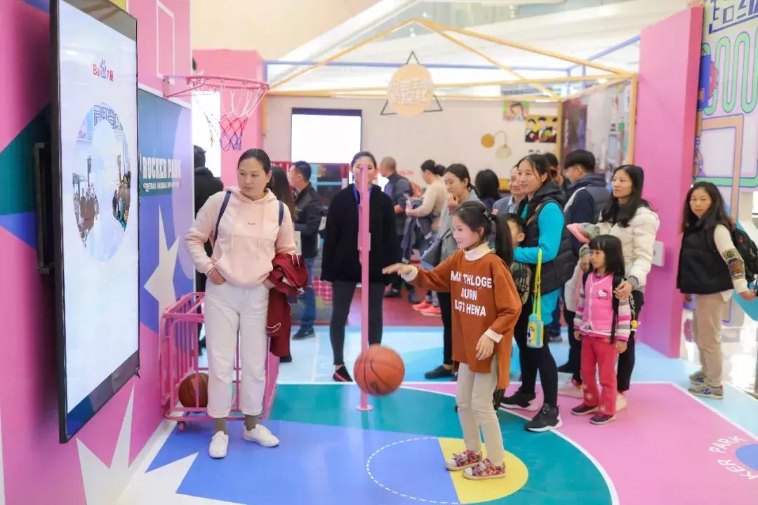 百度在上海再开快闪店！能和机器玩变脸，还能给自己做表情包！