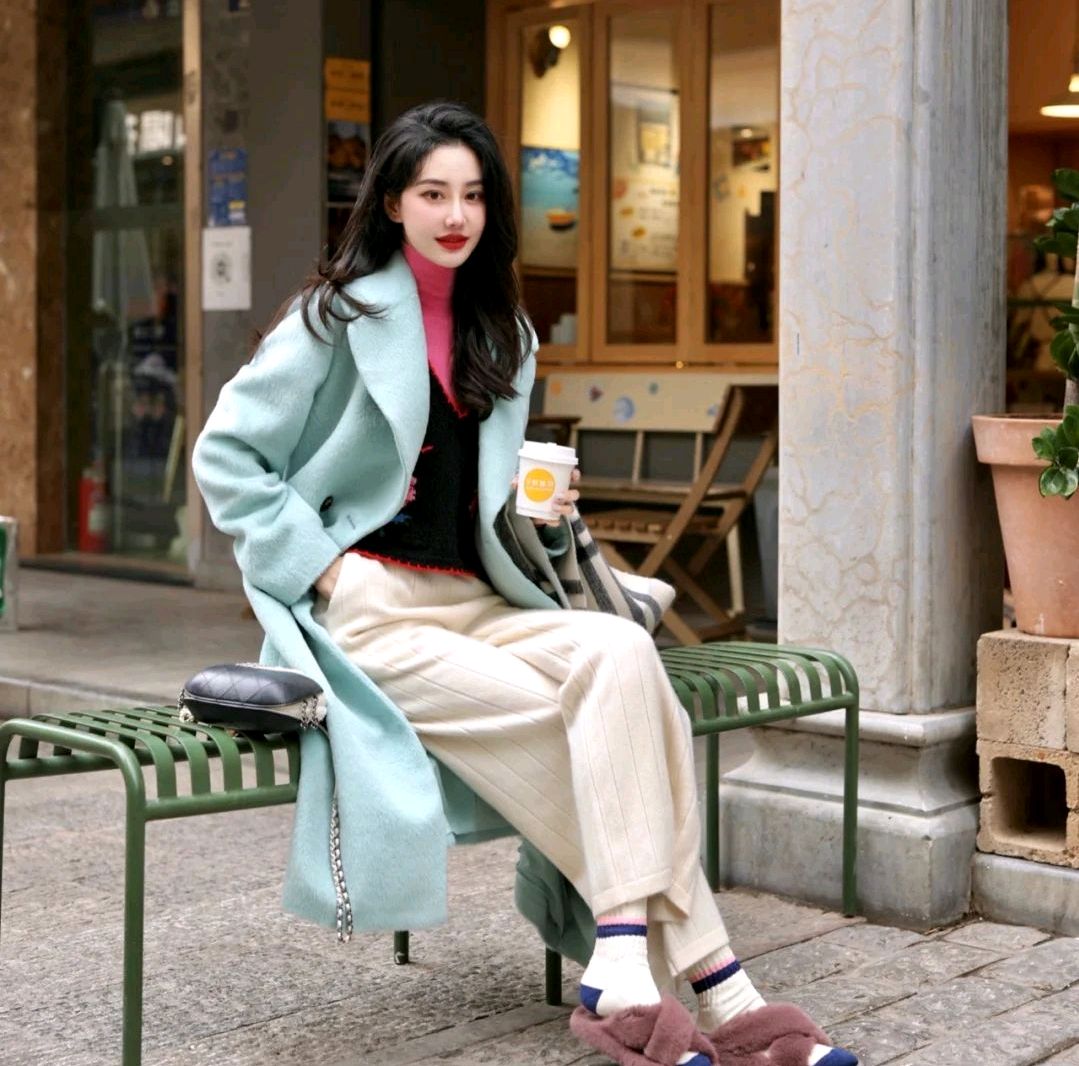 宽松毛衣叠穿搭配冬季,冬季黑色大衣和白色带帽毛衣穿搭