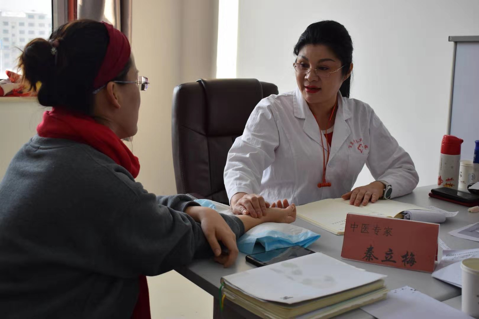 全国青年名中医秦立梅为呼市百名女企业家授课