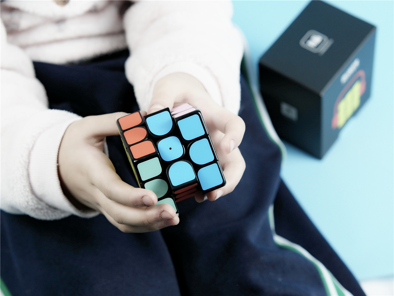 「超逸酷玩」利用手机轻松玩转GiiKER记客超级魔方