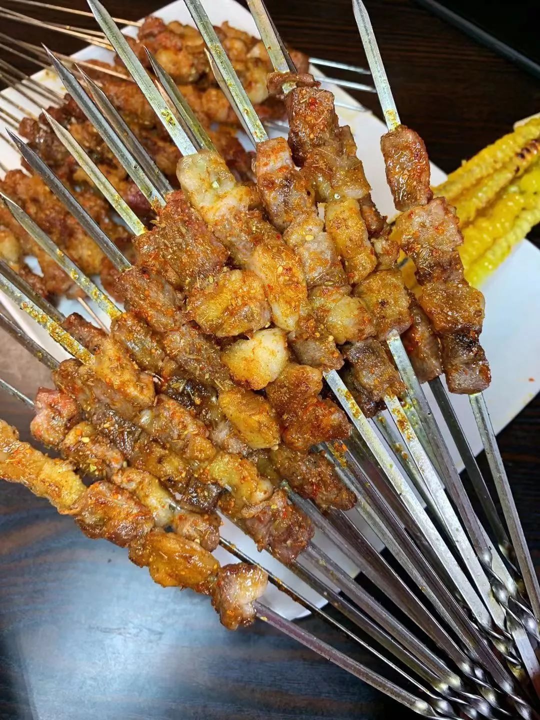 长春这家音乐串吧大块肉按斤称,崂山一元一瓶,青岛喝一箱送一箱