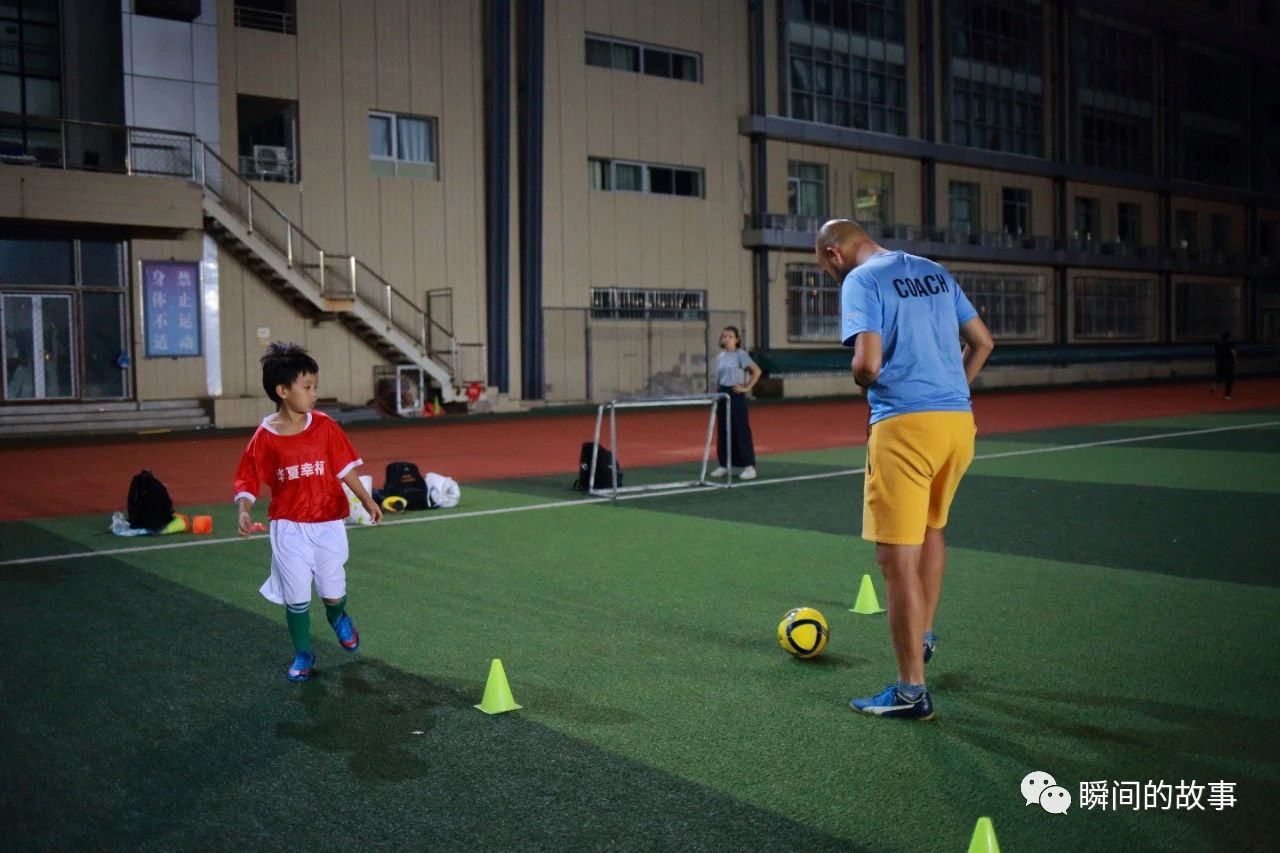 少年足球训练光脚日常,小学生夜晚足球训练