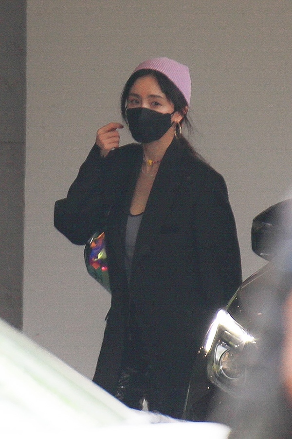 杨幂红丝绒西装机场,杨幂穿红色衣服带绿色耳环