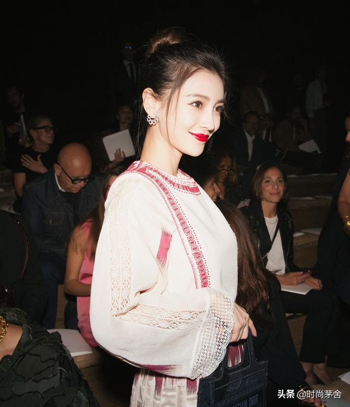 baby看表演,baby身穿绿色闪光裙搭配翅膀造型