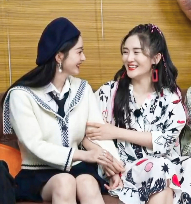 张杰谢娜同框只能看见侧脸,张杰谢娜一家四口的第一次同台