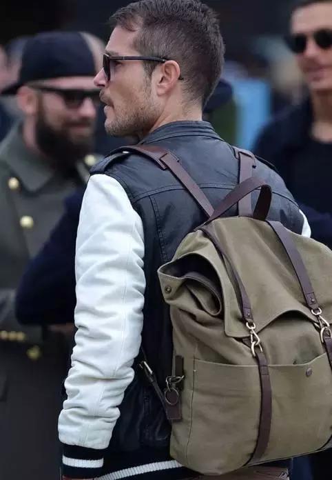 男士包搭配什么衣服好看,男士包包和服装搭配