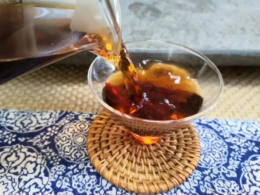 八八年易武野生茶生茶357克,中茶98年陈化六堡茶