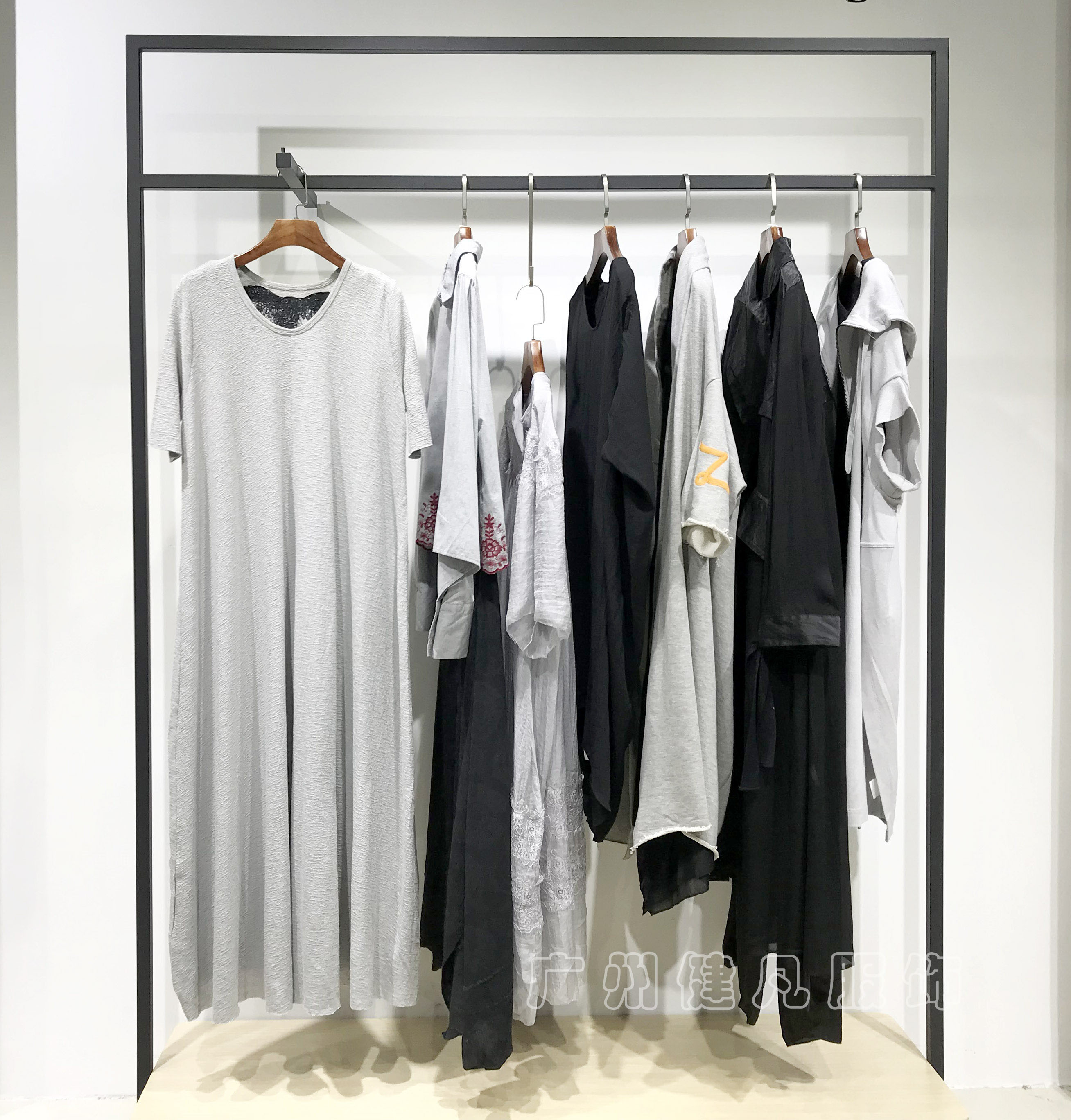 品牌女装折扣女装加盟,女装品牌加盟实体店零库存中高档