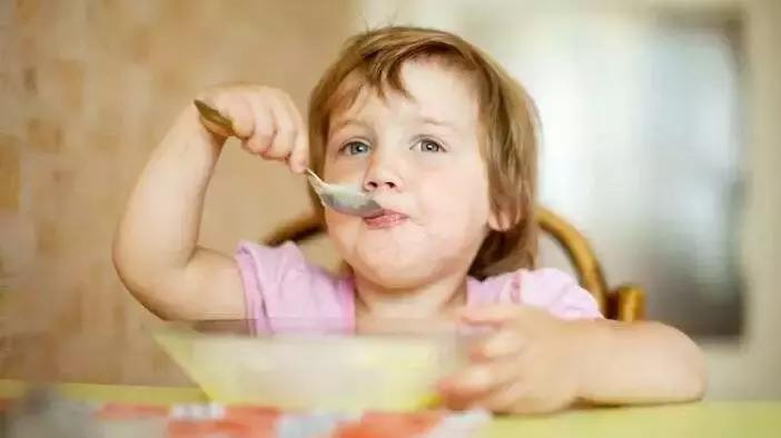 怎样培养孩子吃饭的好习惯,如何让宝宝养成自主吃饭的习惯