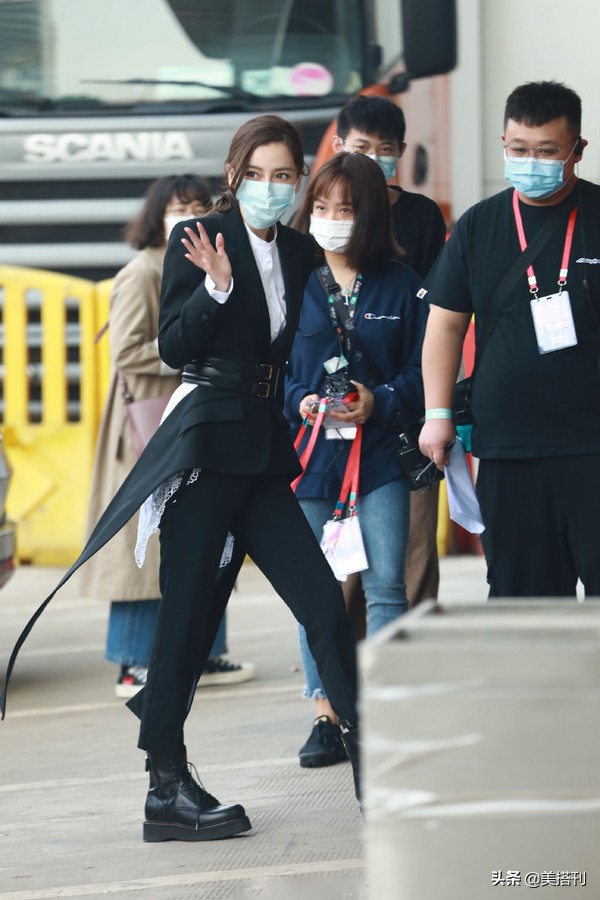 杨颖综艺造型照片,杨颖穿马丁靴