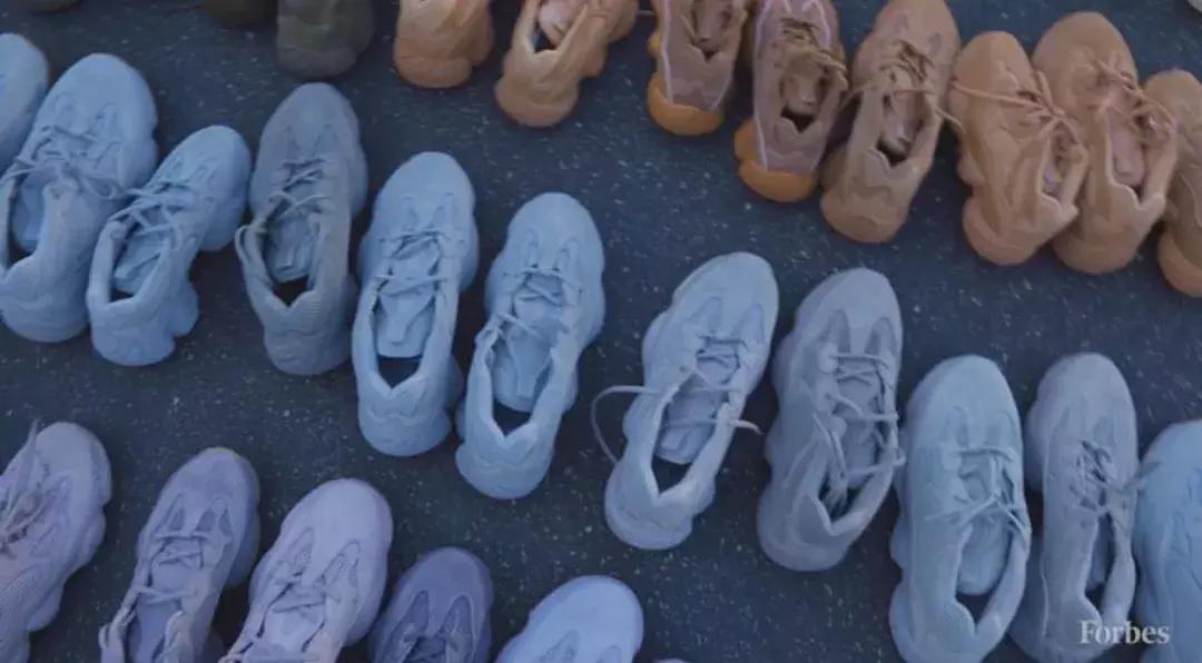 kanye把yeezy开到世界各地,kanye穿yeezy450