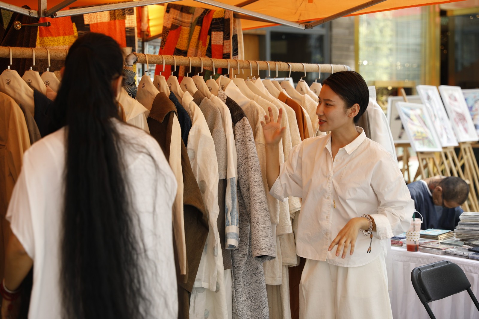 周末哪里去?苹果社区“红运坊潮牌文化街”来赶集