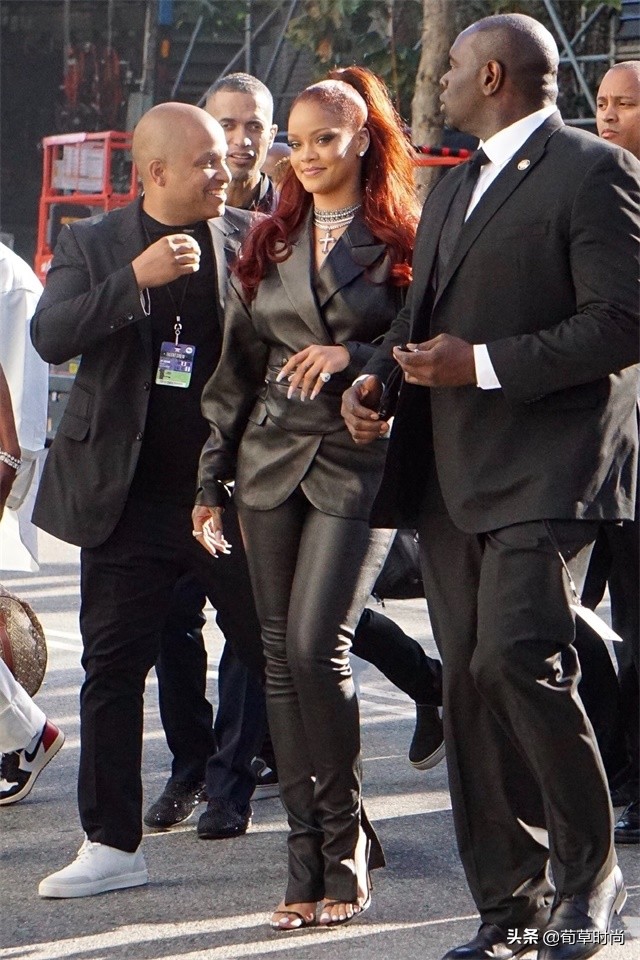 皮衣皮裤哈伦裤套装,哈干区蕾哈娜皮衣穿搭