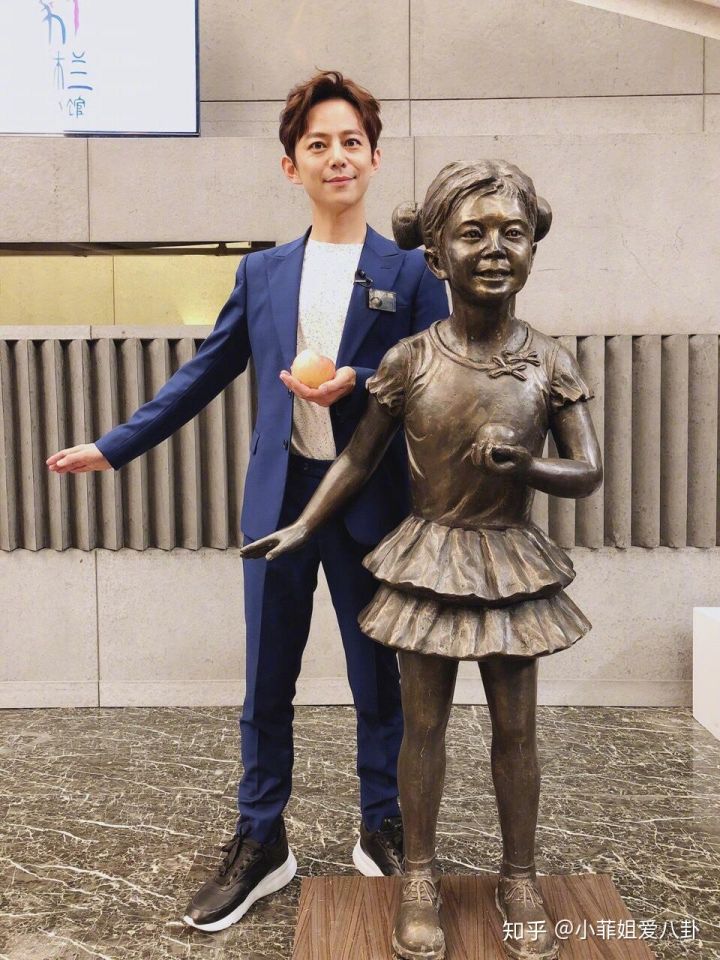 朋友请听好易烊千玺何炅谢娜读信,范丞丞何炅谢娜易烊千玺憋笑综艺