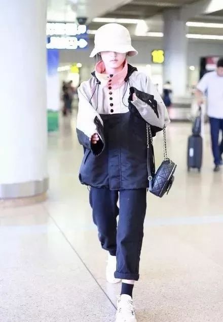 时尚搭配：大牌包包？这些00后的包柜真精彩