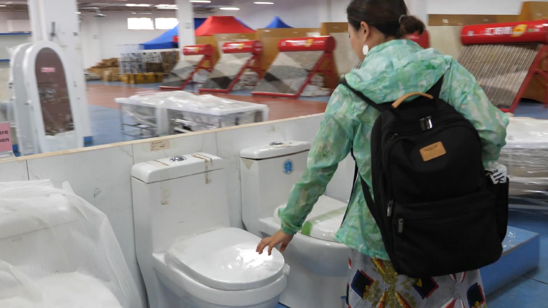 转转中国人在非洲的建材市场，全国规模最大，一张床2400块算便宜