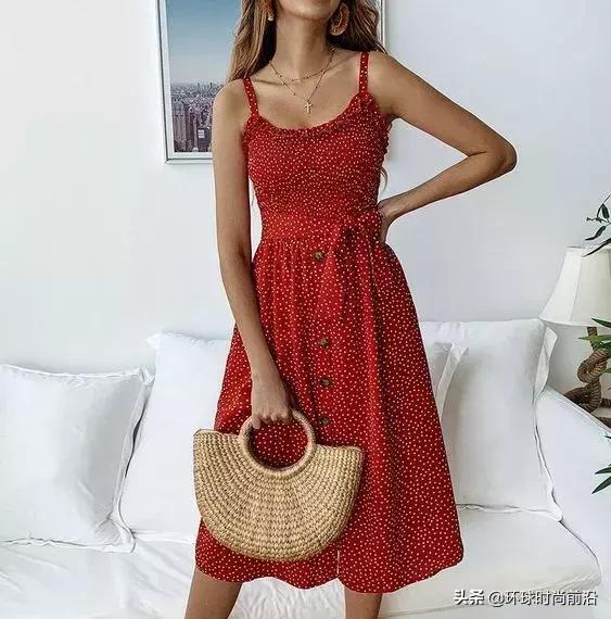 美炸了的吊带裙也挑人，会露才是王者